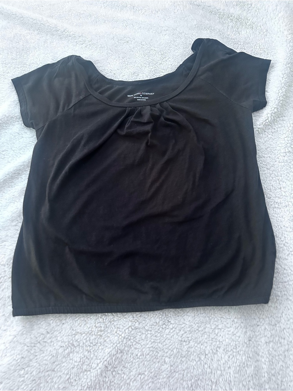 New York & Company Black Short Sleeve Scoop Neck Top with Front Gather